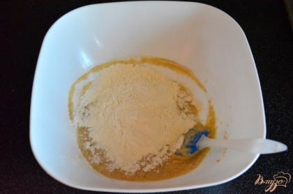Затем добавьте гашеную уксусом соду, мед и пшеничную муку.