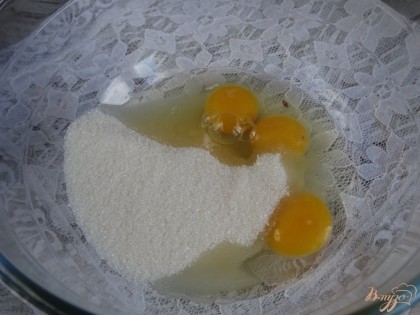 Берем куриные яйца, добавляем к ним сахар.