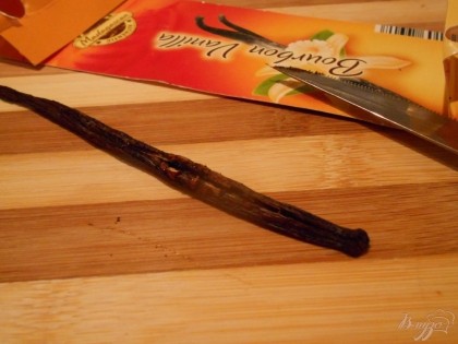 Стручок ванили разрезаем вдоль и при помощи ножа достаем ваниль.