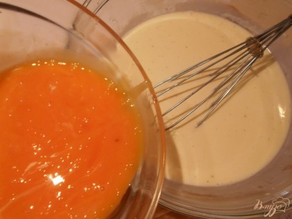 В теплые сливки вливаем яичные желтки, сахар и добавляем ваниль.