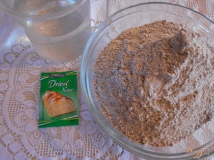 Из муки, воды, дрожжей и соли замешиваем тесто.