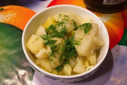 С картофеля слейте воду. Поместите картофель в миску. Полейте подготовленной заправкой.
