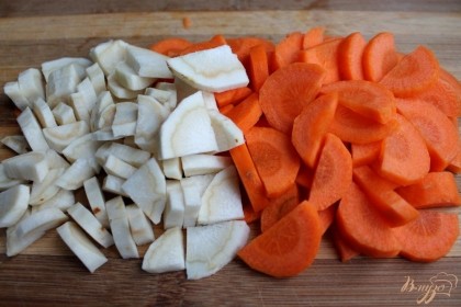 Корень пастернака и морковь нарезаем кусочками средней величины и добавляем к остальным ингредиентам.