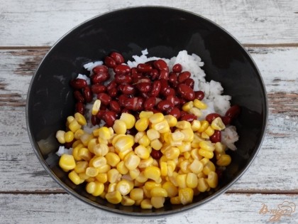 Добавьте к рису консервированную кукурузу и красную фасоль.