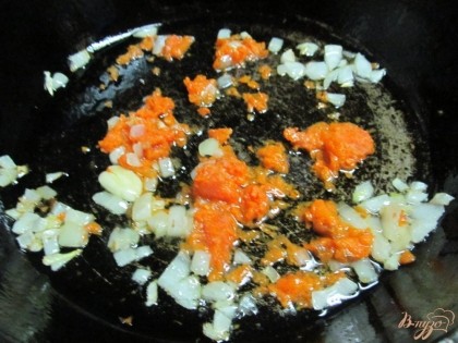 Лук, чеснок и морковь мелко нарезать и пожарить на оливковом масле до золотистого цвета.