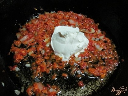 Добавить томат (у меня свежие, перебитые, замороженные помидоры) и довести до кипения. Влить сметану.