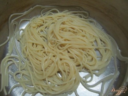 В готовые спагетти добавить чуть оливкового масла и перемешать. Разложить по тарелкам.