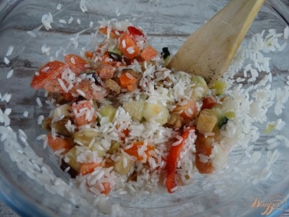 Добавляем к рису свежезамороженные овощи (у меня смесь «Овощное рагу»), перемешиваем, перчим и солим.