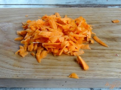 Сырую морковку очистите и натрите на крупной терке.