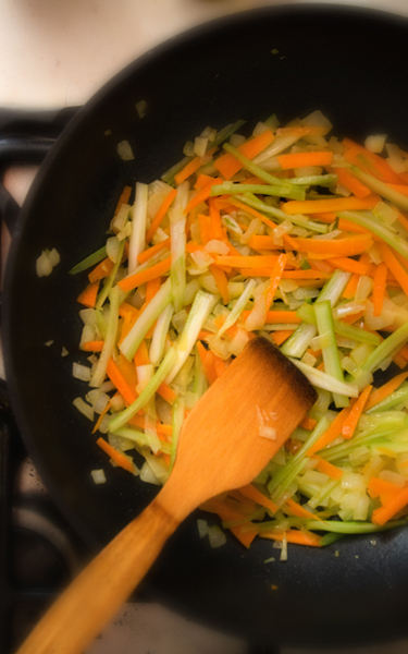В сковороде разогреем оливковое масло и добавим поочередно лук, чеснок, морковь и сельдерей.