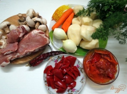 Для приготовления блюда нам понадобится картофель,мясо, лук, морковь, грибы, перец, лечо.