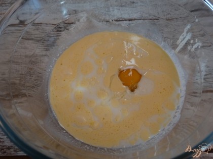 В миску налить чуть подогретый кефир, растопленный маргарин. Вбить одно яйцо.