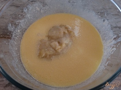 Переложить готовое пюре из банана к кефирно-яичной смеси.