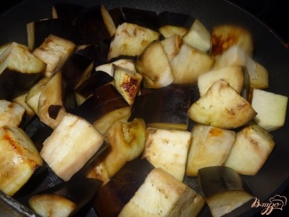 Баклажаны нарезать большими ломтиками и обжарить так же на сухой сковороде до образования коричневой корочки.