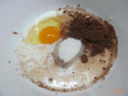 В чашу вбить яйцо, добавить сахар, какао и кефир (у меня кислое молоко). Перемешать.