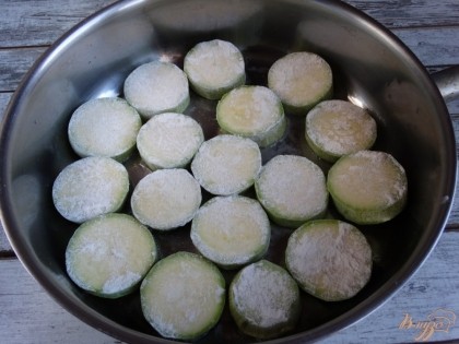 Обваливаем кабачки в муке с солью, обжариваем на растительном масле до готовности.