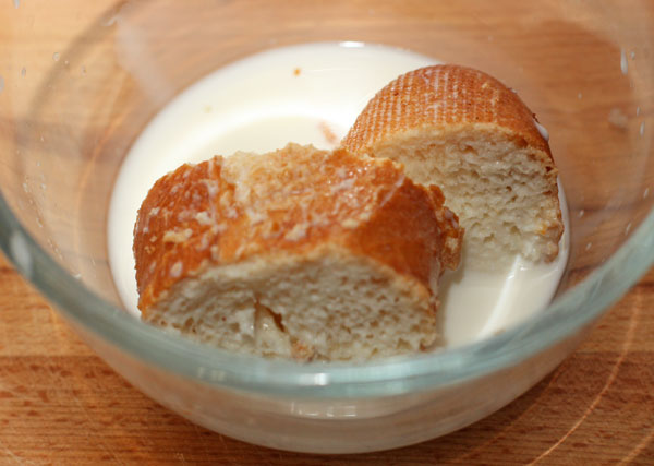 Подсохший хлеб замочите в молоке на 10-15 минут, чтобы он полностью пропитался молоком и размок.