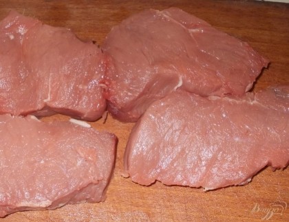 Я готовлю стейк очень часто. Мы предпочитаем хороший кусок мяса самой лучшей колбасе. Для того, чтобы стейк получился мягким, нужно срезать с него все пленки и жир.