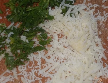 Сыр натираем на средней терке. Зелень нарезаем мелко.