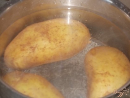  Прежде всего отвариваем картофель в мундире в подсоленной воде.