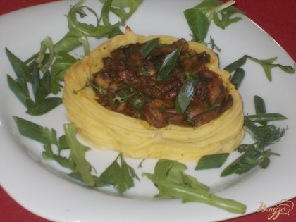 Готово! Готовые картофельные гнезда выкладываем на тарелку, украшаем зеленью и подаем к столу. Приятного аппетита!