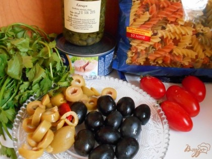 Этот салат готовится поистинне из средиземноморских продуктов. На Крите зеленые оливки обычно кислые, как огурцы маринованные, а вот черные оливки более пресные. Каперсы растут на Крите, у меня- собственного сбора и приготовления, именно они придают салату особенный вкус.