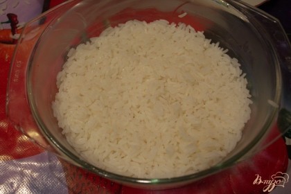 Форму для запекания или такую кастрюлю как моя смазать маслом. Рис разделить на 2 части и одну часть уложить на дно формы.