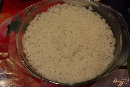 Закройте фарш второй частью риса.