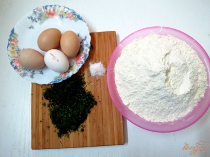 Для приготовления домашней лапши нам понадобится мука, щепотка соли, яйца, мелко порезанный укроп