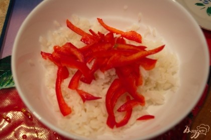 Готовый рис поместите в миску. Добавьте измельченный(нарезанный) болгарский перец.
