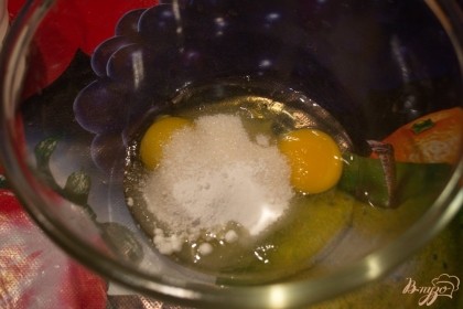 Для приготовления теста на блины мы берем 2 яйца, добавляем сахар, соль, разрыхлитель.