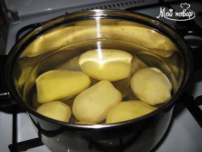 Картофель почистим, посолим, варим до полного приготовления.