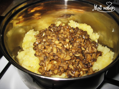 В толченый картофель добавим обжаренные грибы вместе с маслом, на котором они жарились.
