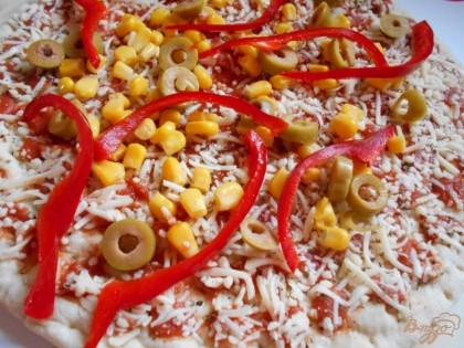 Болгарский перец нарезаем тонкими полосками и также выкладываем на пиццу.