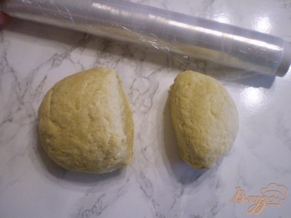 Поделите тесто на не равные две части и меньшую заверните в пленку, отправьте в морозилку на часок.
