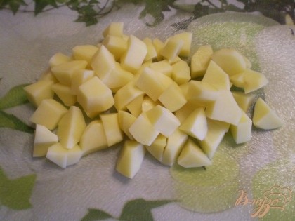 Картофель нужно порезать не большими кусочками, чтобы быстрее сварился.