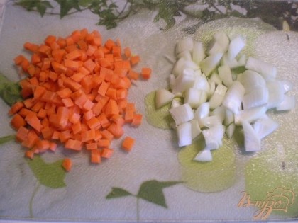 Лук и морковь тоже порезать нужно маленькими кубиками.