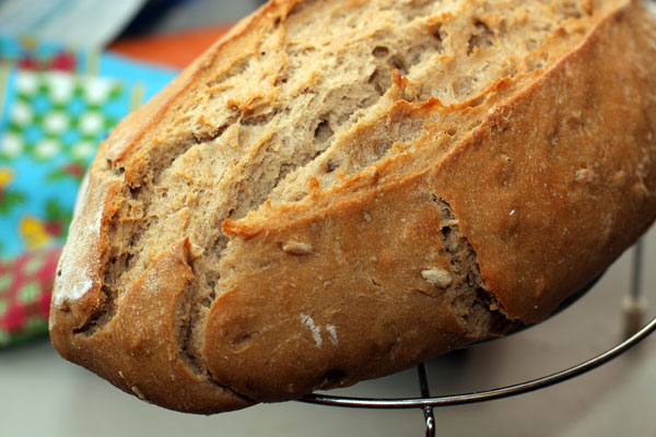 Остужайте готовый хлеб на решетке.
