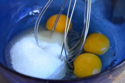 Яйца и сахар взбить венчиом.