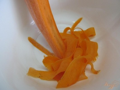 Морковь нарезать тонкой длинной полоской. При помощи овощерезки.