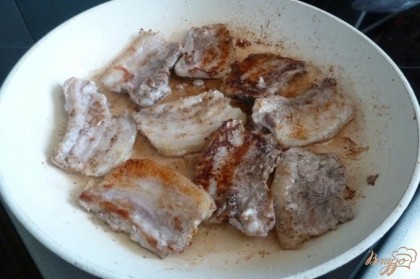 Свиную грудинку,лучше постную, обжарим на сковороде,приправив солью,перцем. Сложим в отдельную тарелку.