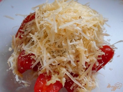 На средней терке трем твердый сыр, добавляем его к остальным ингредиентам и перемешиваем.