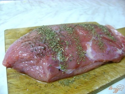 Кусочек свиной мякоти (лучше вырезки) помыть, натереть солью, перцем и сушеными травами.