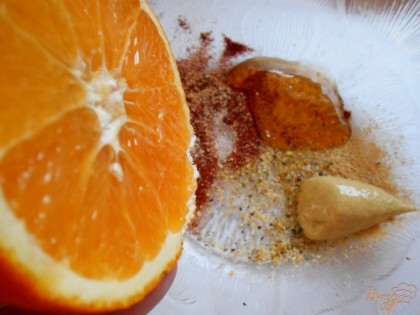 Добавим к маринаду сок одного апельсина и хорошо перемешаем соус до однородности.
