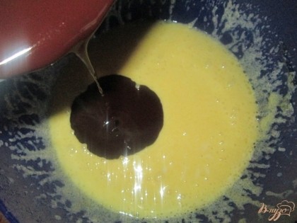 В яично-масляную смесь влить остывшее какао и хорошо перемешать.