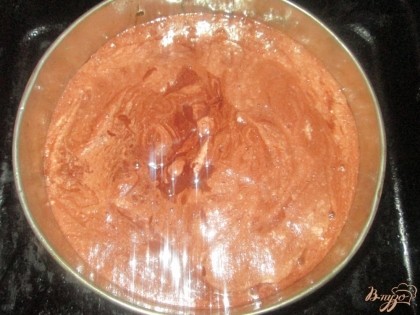 Готовое тесто влить смазаную форму для выпекания растительным маслом. Выпекать бисквит  в духовке при температуре 180 градусов 40 мин.