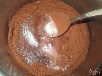 Приготовым глазурь. В кастрюле соединить сахар, какао, молоко и сливочное масло. Варить на слабом огне постояно помешивая, после того как закипит 5мин
