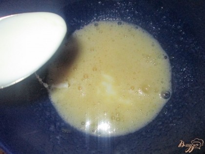 В миску разбить яйца, добавить сахар, молоко, масло и соль. Взбить до появления пузырьков.