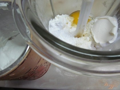 Приготовить заливку. В блендере перебить сметану, молоко, творог, сахар, яйца и крахмал.