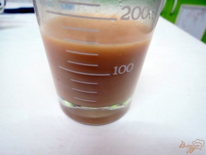 Растворённый желатин вливаем в кофе. Отмериваем пол стакана кофейного ликёра и добавляем его к кофе с желатином.